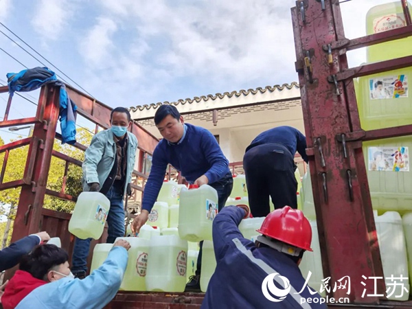 圖為防疫物資搬運現場。陳義寶攝