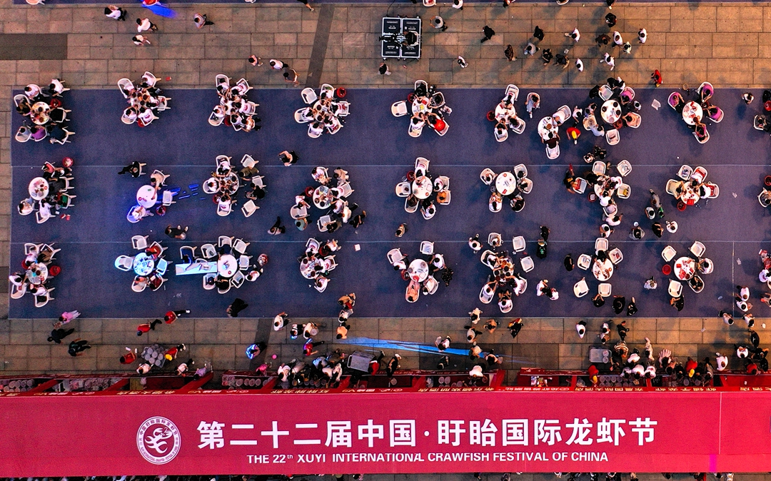 群眾呼聲最高的“百城千店·火紅龍蝦宴”，今年乘“雲”出席。許昌銀攝。