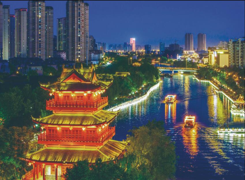 淮安市里运河灯火通明 游客尽享欢乐