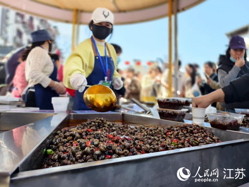 淮安市洪澤區蔣壩周末市集上熱賣的“麻辣小螺螄”。人民網記者 馬曉波攝