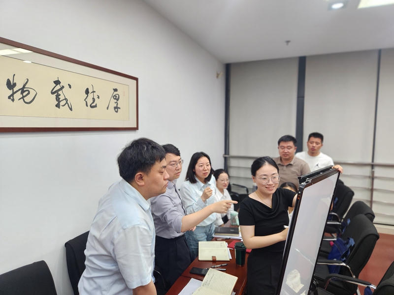 高邮市中青年干部培训班参与学习教育主题研讨。张运运摄