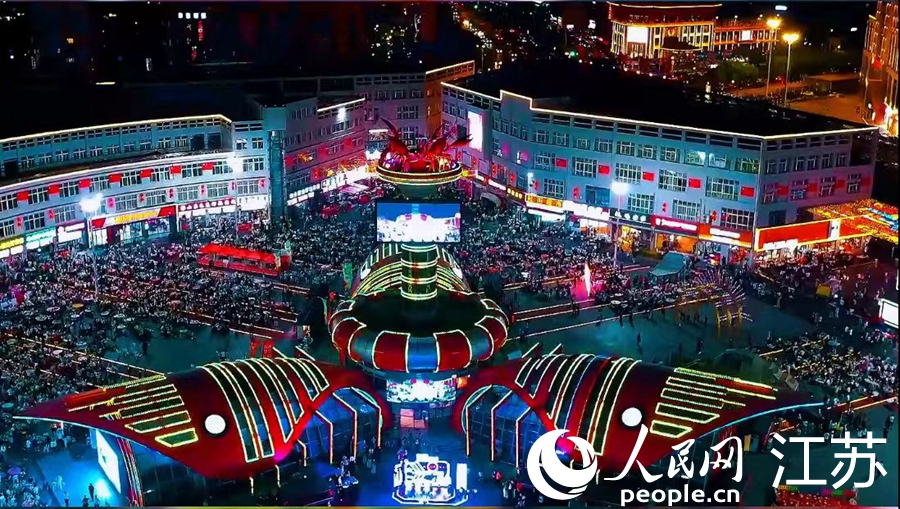 夜幕降臨，尅街700余張外擺餐桌座無虛席。人民網記者 馬曉波攝